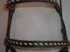 Trense m/flet - brun l�der m/messing, m/sort & hvid  flet p� pande & n�seb�nd.V�lg lgd p� n�seb�nd. 